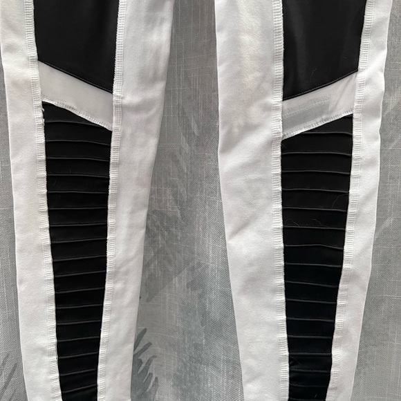 Alo Yoga Black and White Motto high Waisted Leggings - Picture 4 of 9